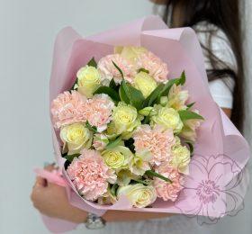 Букет в нежной цветовой гамме с диантусом, белой розой и альстромерией в нежной матовой пленке