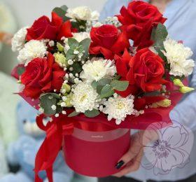 Яркая композиция с алой розой, сортовой хризантемой, эустомой и эвкалиптом в яркой коробке!