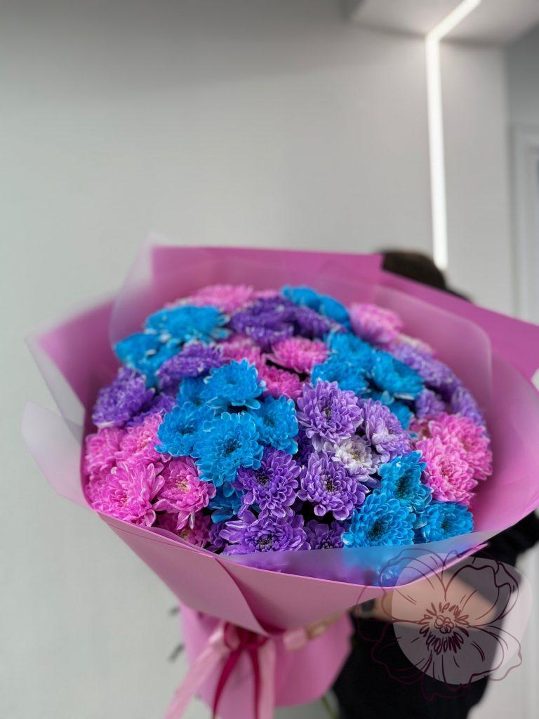 Букет из 15 ярких махровых хризантем в оформлении