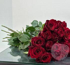 Букет из 15 метровых роз на ленте