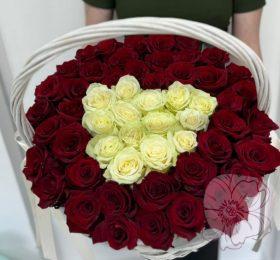 51 роза в корзинке с сердцем из белых розочек