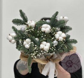 Новогодняя композиция из нобилиса с хлопком