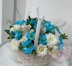 Корзинка с хризантемами-ромашками и альстромерией