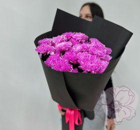 Букет из 7 веточек кустовой хризантемы яркого цвета в черном фоамиране