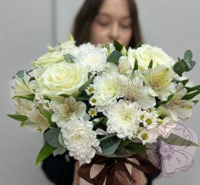Композиция в бело-молочных оттенках с розой , белой хризантемой и зеленью в небольшой коробке цилиндре
