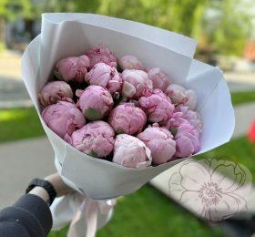 Букет из 17 розовых голландских пионов в белом фоамиране